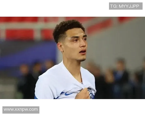 朱辰杰在关键时刻成功解围展现出卓越防守能力为球队保住胜利希望