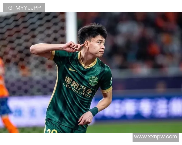 王钰栋精彩远射破门助力球队逆转胜利展现出色个人能力